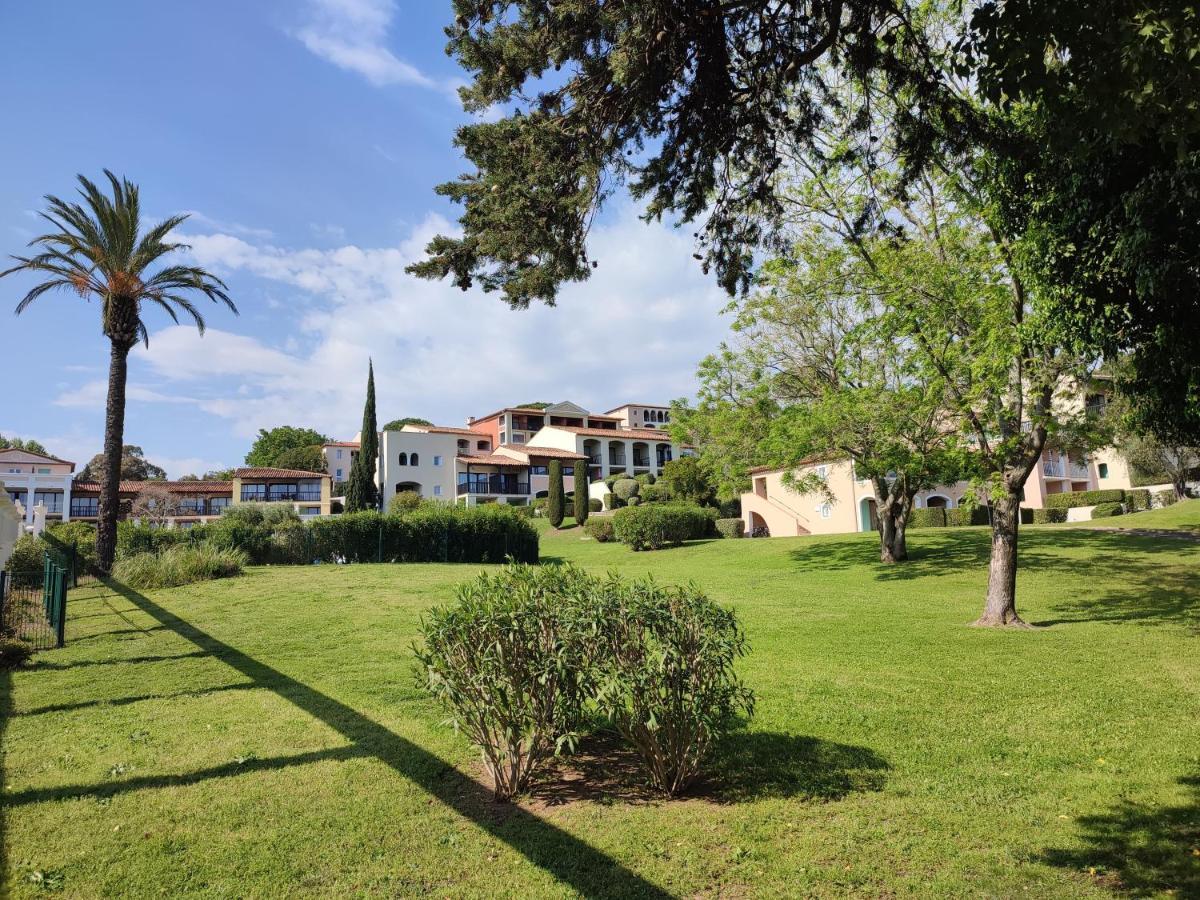 Chez Adriana Studio Proche Mer Avec Piscine Grimaud Luaran gambar