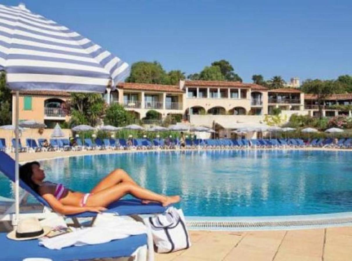 Chez Adriana Studio Proche Mer Avec Piscine Grimaud Luaran gambar